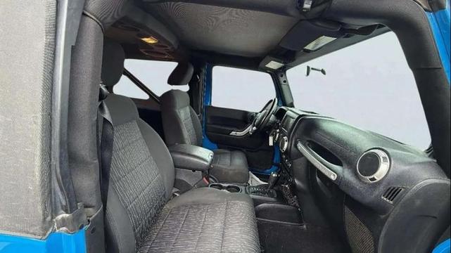 Photo of 2011 Cosmos Blue Jeep Wrangler