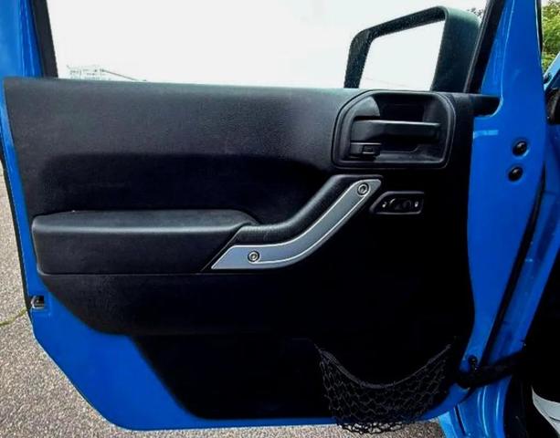 Photo of 2011 Cosmos Blue Jeep Wrangler
