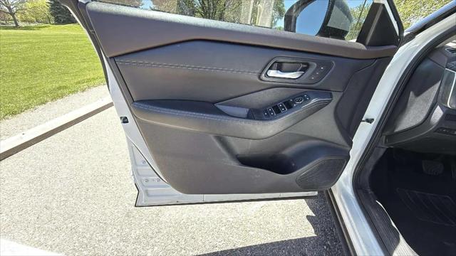 Photo of 2023 White Nissan Rogue