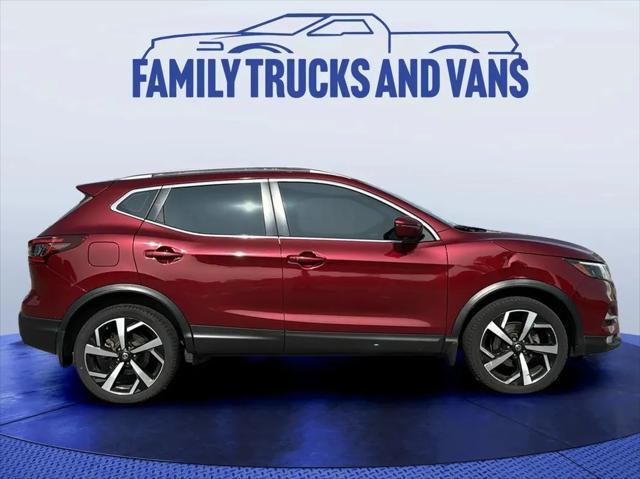 Photo of 2020 Maroon Nissan Rogue Sport