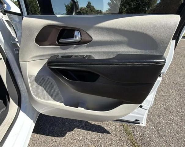 Photo of 2020 Bright White Clearcoat Chrysler Voyager