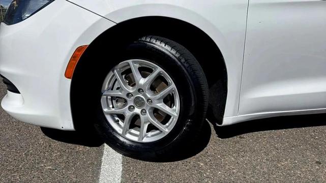Photo of 2020 Bright White Clearcoat Chrysler Voyager