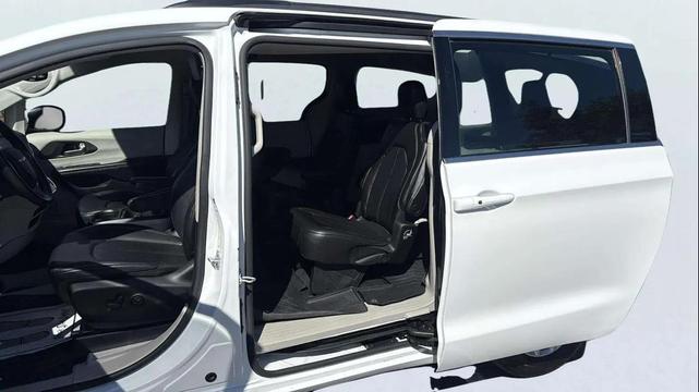 Photo of 2020 Bright White Clearcoat Chrysler Voyager