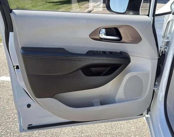 Photo of 2020 Bright White Clearcoat Chrysler Voyager