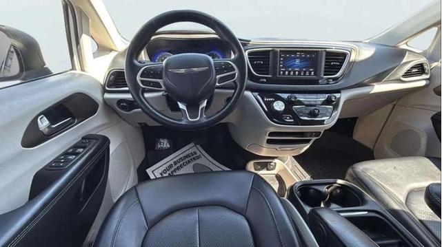 Photo of 2020 Bright White Clearcoat Chrysler Voyager