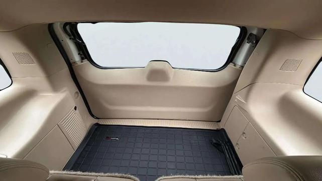 Photo of 2012 White Chevrolet Suburban