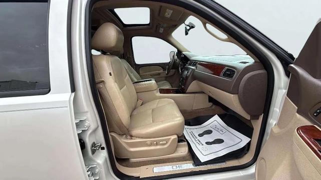 Photo of 2012 White Chevrolet Suburban