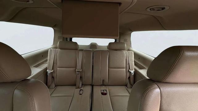 Photo of 2012 White Chevrolet Suburban