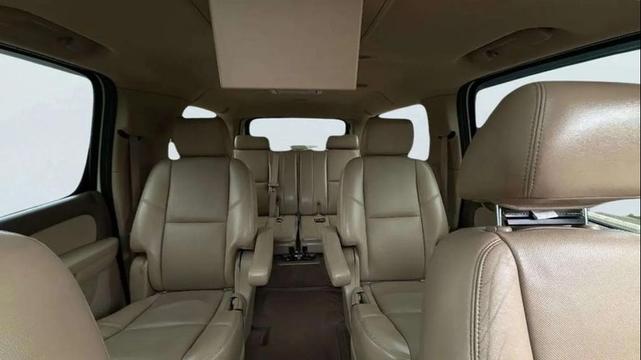 Photo of 2012 White Chevrolet Suburban