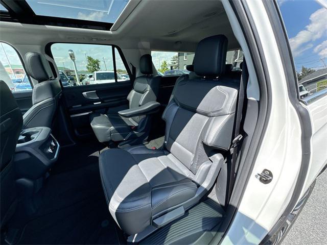 Photo of 2025 Star White Metallic Tri-Coat Ford Expedition Max