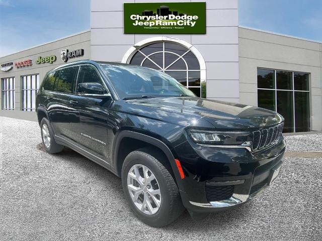 Photo of 2022 Diamond Black Jeep Grand Cherokee L