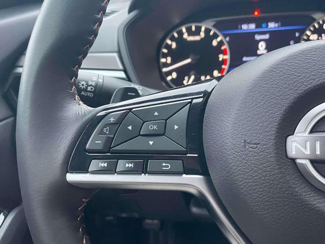 Photo of 2025 Glacier White Nissan Altima