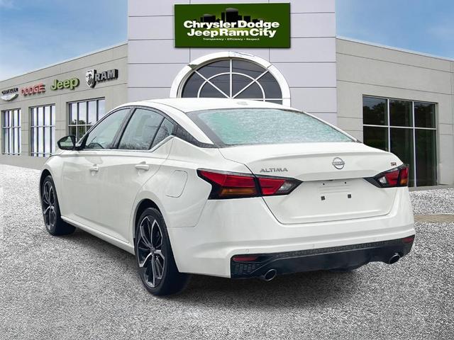 Photo of 2025 Glacier White Nissan Altima
