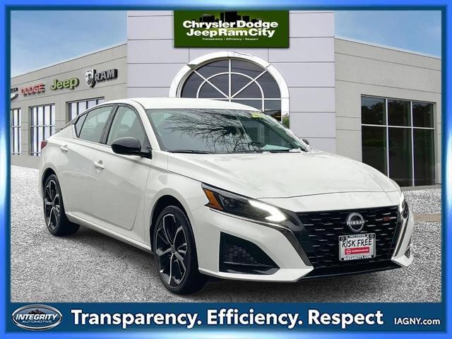 Photo of 2025 Glacier White Nissan Altima