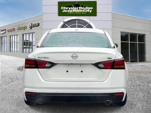 Photo of 2025 Glacier White Nissan Altima