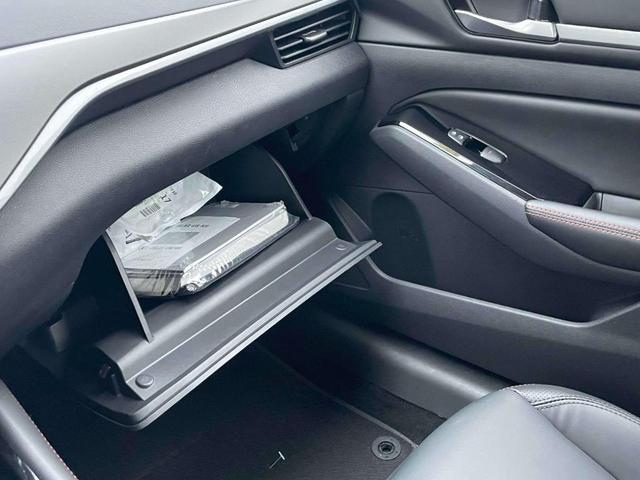 Photo of 2025 Glacier White Nissan Altima