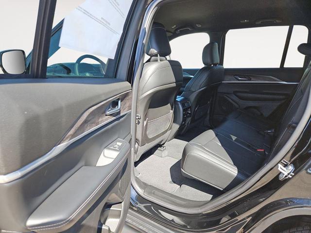 Photo of 2025 Diamond Black Crystal Pearlcoat Jeep Grand Cherokee