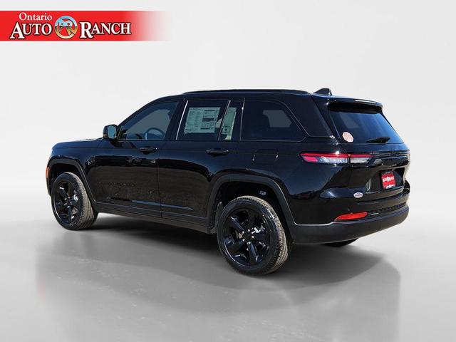Photo of 2025 Diamond Black Crystal Pearlcoat Jeep Grand Cherokee