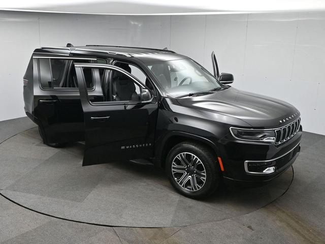 Photo of 2023 Diamond Black Crystal Pearlcoat Jeep Wagoneer