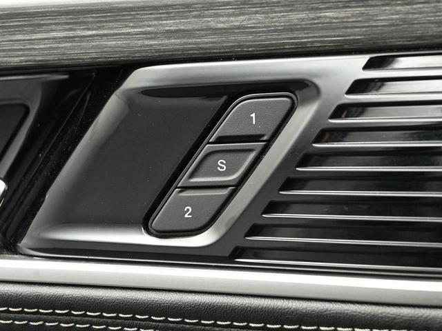 Photo of 2023 Diamond Black Crystal Pearlcoat Jeep Wagoneer
