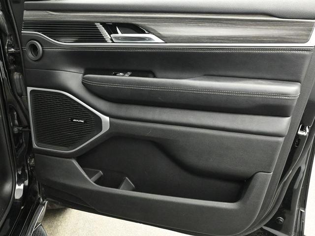 Photo of 2023 Diamond Black Crystal Pearlcoat Jeep Wagoneer