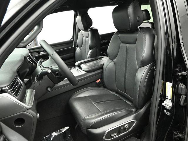 Photo of 2023 Diamond Black Crystal Pearlcoat Jeep Wagoneer