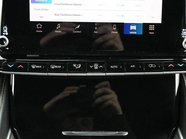 Photo of 2023 Diamond Black Crystal Pearlcoat Jeep Wagoneer