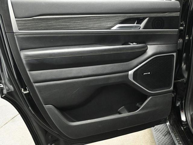 Photo of 2023 Diamond Black Crystal Pearlcoat Jeep Wagoneer