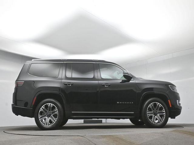 Photo of 2023 Diamond Black Crystal Pearlcoat Jeep Wagoneer