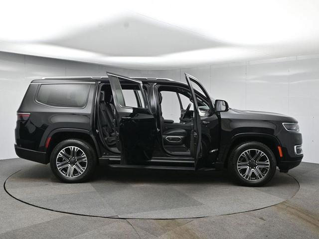 Photo of 2023 Diamond Black Crystal Pearlcoat Jeep Wagoneer