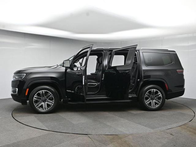 Photo of 2023 Diamond Black Crystal Pearlcoat Jeep Wagoneer