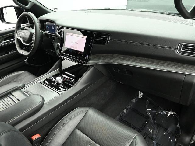 Photo of 2023 Diamond Black Crystal Pearlcoat Jeep Wagoneer