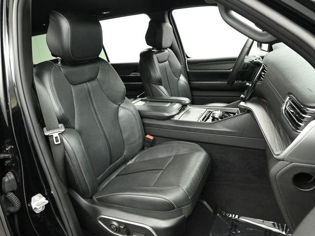 Photo of 2023 Diamond Black Crystal Pearlcoat Jeep Wagoneer