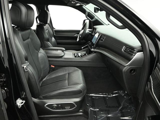Photo of 2023 Diamond Black Crystal Pearlcoat Jeep Wagoneer