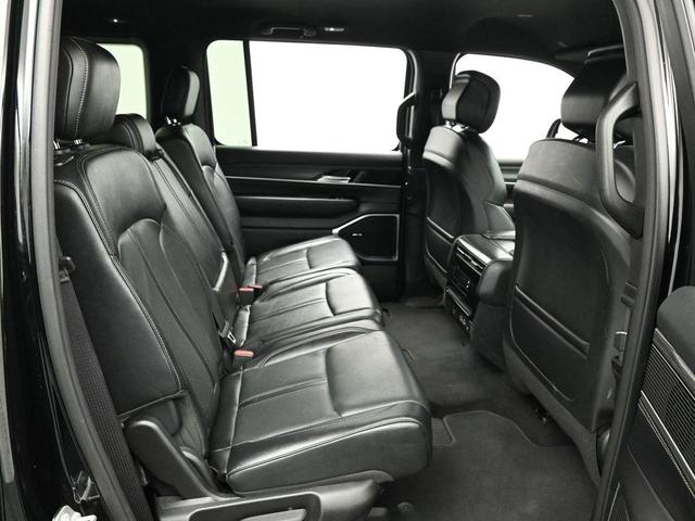 Photo of 2023 Diamond Black Crystal Pearlcoat Jeep Wagoneer