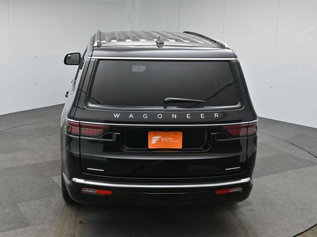 Photo of 2023 Diamond Black Crystal Pearlcoat Jeep Wagoneer