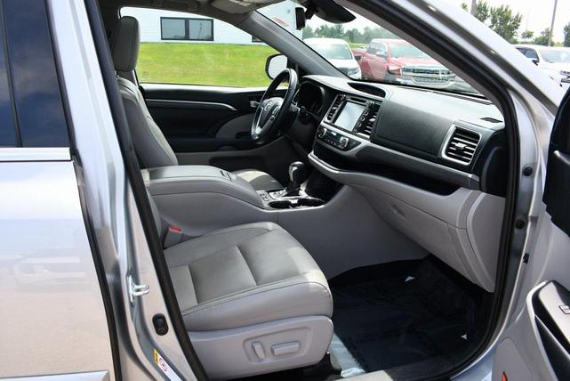 Photo of 2019 Celestial Silver Metallic Toyota Highlander