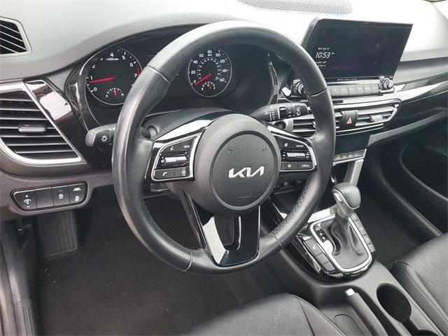 Photo of 2023 Cherry Black Kia Seltos