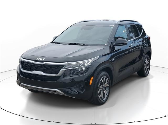 Photo of 2023 Cherry Black Kia Seltos