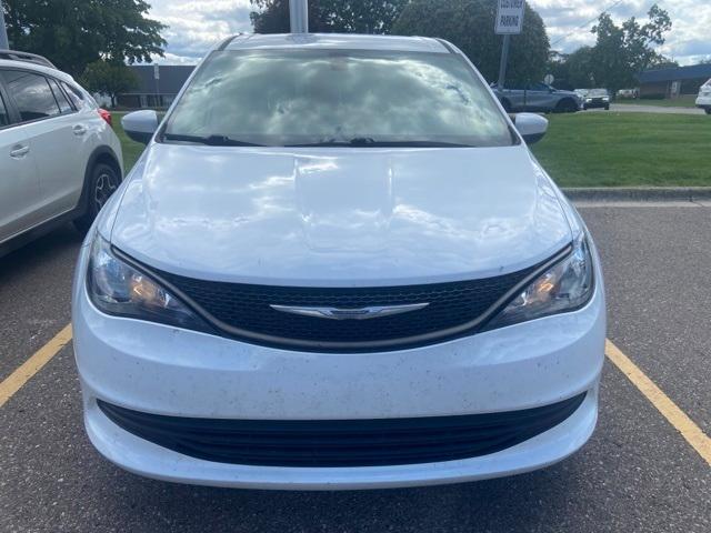 Photo of 2018 Bright White Clearcoat Chrysler Pacifica