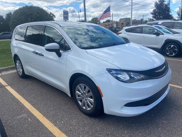 Photo of 2018 Bright White Clearcoat Chrysler Pacifica
