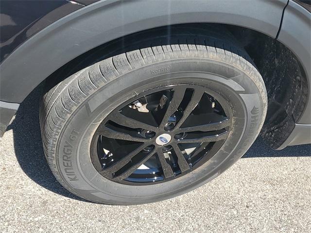 Photo of 2022 Black Metallic Ford Explorer