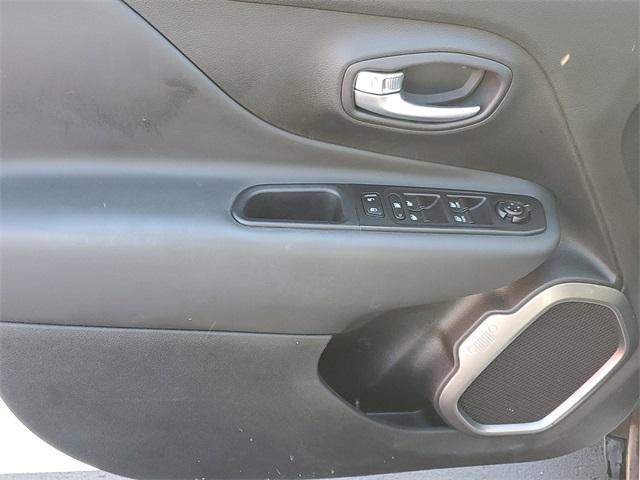 Photo of 2022 Alpine White Clearcoat Jeep Renegade