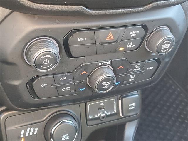 Photo of 2022 Alpine White Clearcoat Jeep Renegade