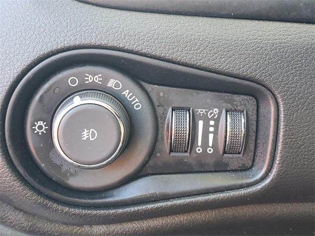 Photo of 2022 Alpine White Clearcoat Jeep Renegade