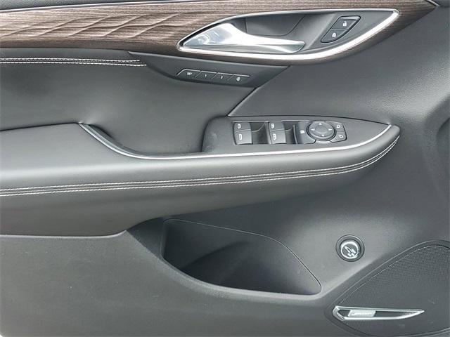Photo of 2021 Summit White Buick Envision