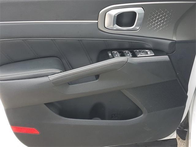 Photo of 2022 Glacial White Pearl Kia Sorento