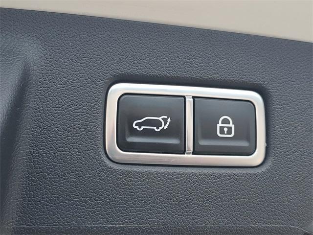 Photo of 2022 Glacial White Pearl Kia Sorento