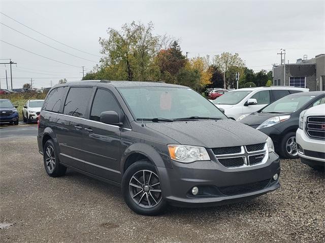 Photo of 2016 Granite Crystal Clearcoat Metallic Dodge Grand Caravan