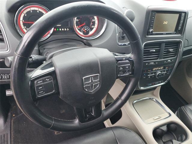 Photo of 2016 Granite Crystal Clearcoat Metallic Dodge Grand Caravan